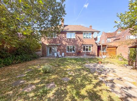 4 bedroom Detached house to let in Pinn Way, Ruislip, HA4