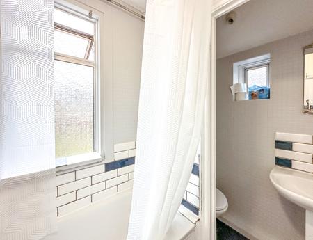 3 bedroom Flat to let in St Albans Road, Watford, WD24