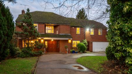 5 bedroom Detached house for sale in Bush Hill, Winchmore Hill, London, N21