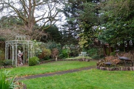 5 bedroom Detached house for sale in Bush Hill, Winchmore Hill, London, N21