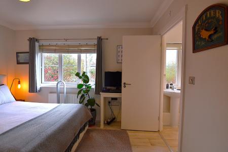 3 bedroom Detached house for sale in Cameron Close, Wood Green, London, N22