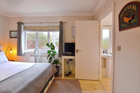 3 bedroom Detached house for sale in Cameron Close, Wood Green, London, N22