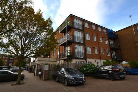 1 bedroom Flat for sale in Gareth Drive, Edmonton, London, N9