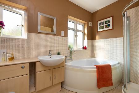 5 bedroom Detached house for sale in Landra Gardens, Winchmore Hill, London, N21