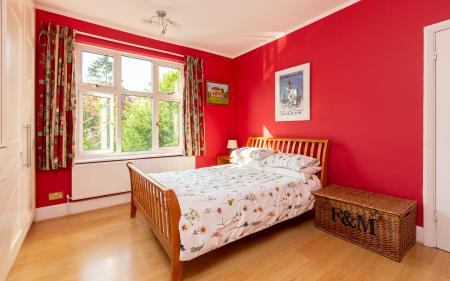 5 bedroom Detached house for sale in Landra Gardens, Winchmore Hill, London, N21