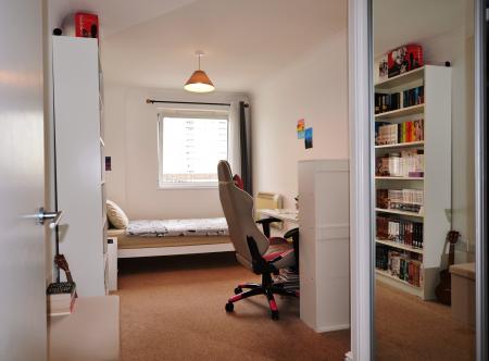 2 bedroom Flat for sale in The Broadway, Edmonton, London, N9