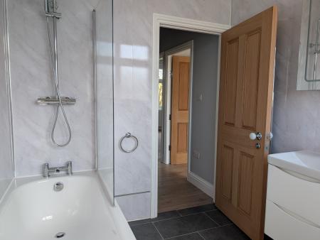 3 bedroom Terraced House to let in Sweet Briars Walk, Edmonton, London, N18