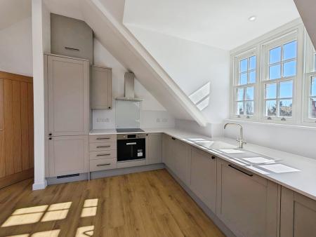 1 bedroom Flat to let in Oakwood Parade, Enfield, London, EN1