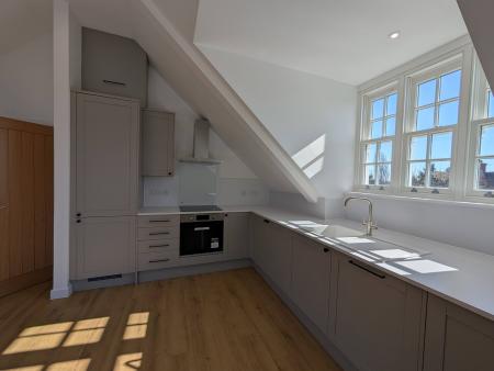1 bedroom Flat to let in Oakwood Parade, Enfield, London, EN1