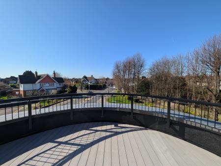 1 bedroom Flat to let in Oakwood Parade, Enfield, London, EN1