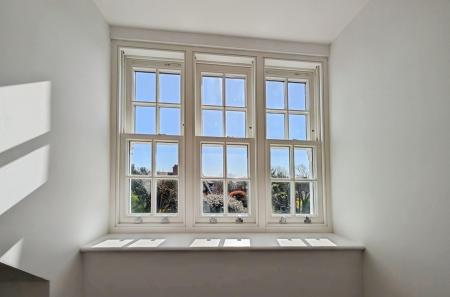 1 bedroom Flat to let in Oakwood Parade, Enfield, London, EN1