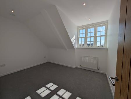 1 bedroom Flat to let in Oakwood Parade, Enfield, London, EN1