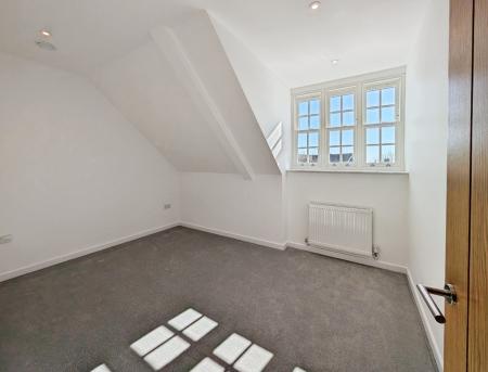 1 bedroom Flat to let in Oakwood Parade, Enfield, London, EN1
