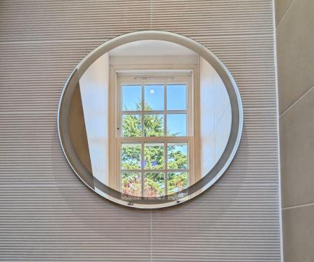 1 bedroom Flat to let in Oakwood Parade, Enfield, London, EN1