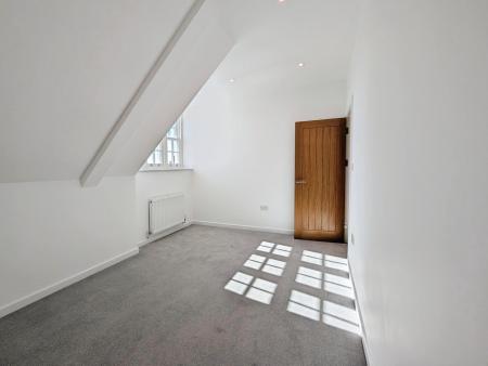 1 bedroom Flat to let in Oakwood Parade, Enfield, London, EN1