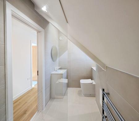 1 bedroom Flat to let in Oakwood Parade, Enfield, London, EN1