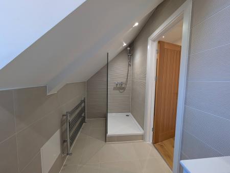 1 bedroom Flat to let in Oakwood Parade, Enfield, London, EN1