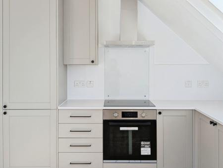 1 bedroom Flat to let in Oakwood Parade, Enfield, London, EN1