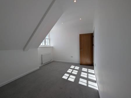 1 bedroom Flat to let in Oakwood Parade, Enfield, London, EN1