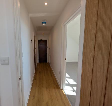 1 bedroom Flat to let in Oakwood Parade, Enfield, London, EN1