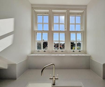 1 bedroom Flat to let in Oakwood Parade, Enfield, London, EN1