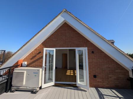 1 bedroom Flat to let in Oakwood Parade, Enfield, London, EN1