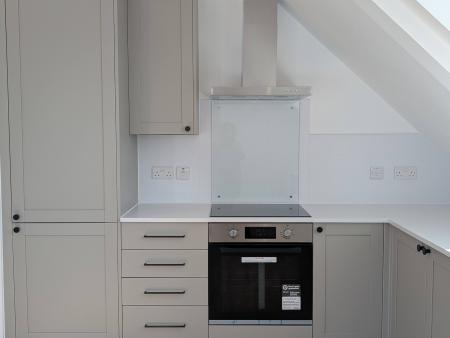 1 bedroom Flat to let in Oakwood Parade, Enfield, London, EN1