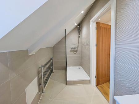 1 bedroom Flat to let in Oakwood Parade, Enfield, London, EN1