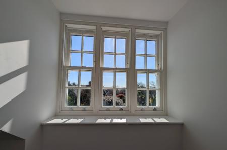 1 bedroom Flat to let in Oakwood Parade, Enfield, London, EN1