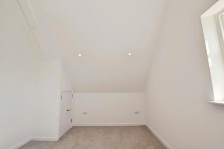 2 bedroom Flat to let in Oakwood Parade, Enfield, London, EN1