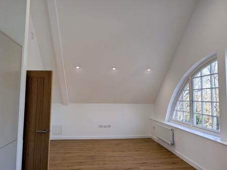 2 bedroom Flat to let in Oakwood Parade, Enfield, London, EN1