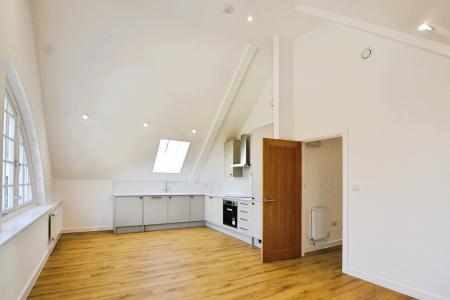 2 bedroom Flat to let in Oakwood Parade, Enfield, London, EN1