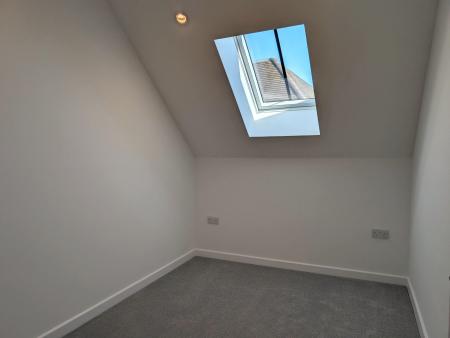 2 bedroom Flat to let in Oakwood Parade, Enfield, London, EN1