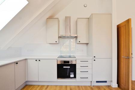 2 bedroom Flat to let in Oakwood Parade, Enfield, London, EN1