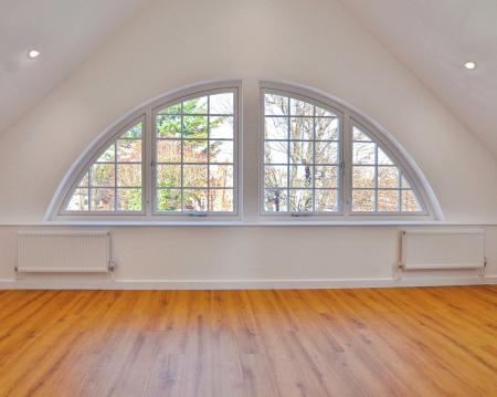 2 bedroom Flat to let in Oakwood Parade, Enfield, London, EN1