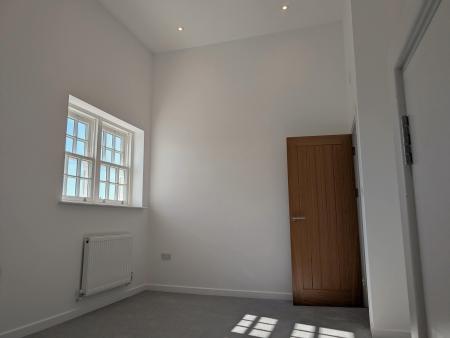2 bedroom Flat to let in Oakwood Parade, Enfield, London, EN1
