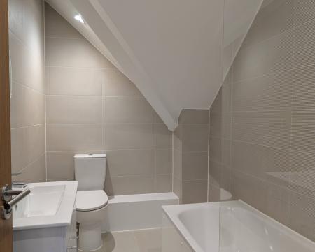 2 bedroom Flat to let in Oakwood Parade, Enfield, London, EN1