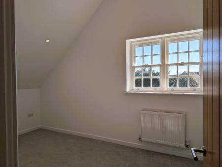 2 bedroom Flat to let in Oakwood Parade, Enfield, London, EN1
