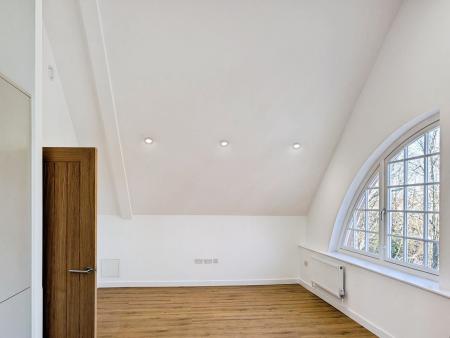 2 bedroom Flat to let in Oakwood Parade, Enfield, London, EN1
