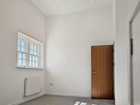 2 bedroom Flat to let in Oakwood Parade, Enfield, London, EN1