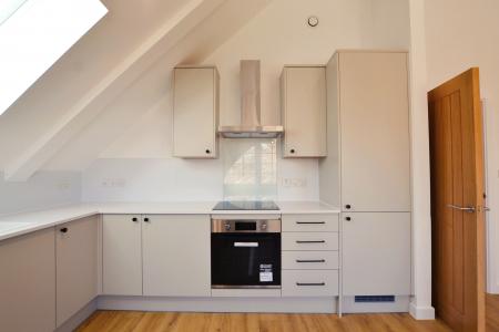 2 bedroom Flat to let in Oakwood Parade, Enfield, London, EN1