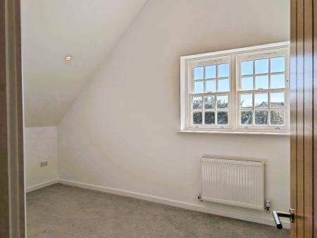 2 bedroom Flat to let in Oakwood Parade, Enfield, London, EN1