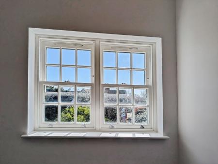 2 bedroom Flat to let in Oakwood Parade, Enfield, London, EN1