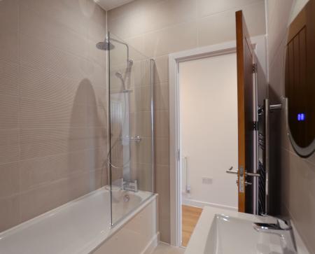 2 bedroom Flat to let in Oakwood Parade, Enfield, London, EN1