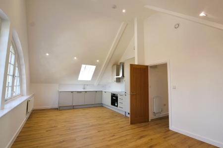 2 bedroom Flat to let in Oakwood Parade, Enfield, London, EN1