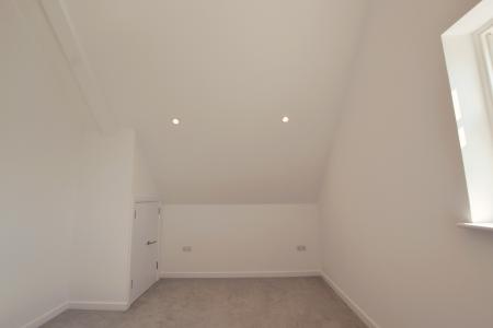 2 bedroom Flat to let in Oakwood Parade, Enfield, London, EN1
