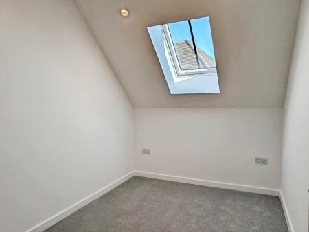 2 bedroom Flat to let in Oakwood Parade, Enfield, London, EN1