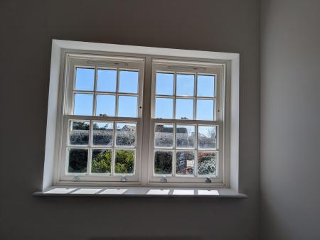 2 bedroom Flat to let in Oakwood Parade, Enfield, London, EN1