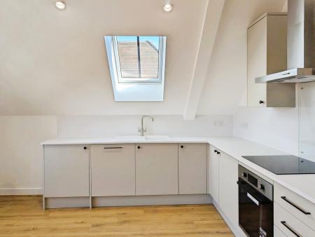 2 bedroom Flat to let in Oakwood Parade, Enfield, London, EN1