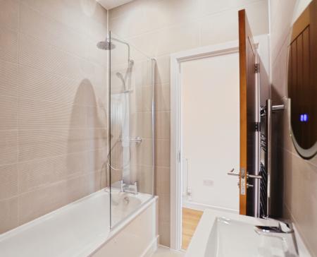 2 bedroom Flat to let in Oakwood Parade, Enfield, London, EN1